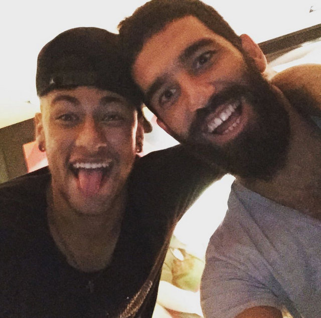 ARDA TURAN Evini açtığın için teşekkürler kardeşim @neymarjr