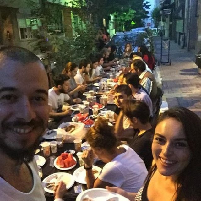 EZGİ MOLA - Eski mahalle... En güzel iftar .. (Evet , komşuluk ölmedi).
