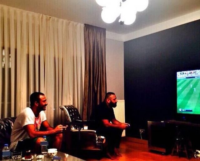 DEMET AKALIN - Erkekleri anlamadığım dünyalardan bir resim