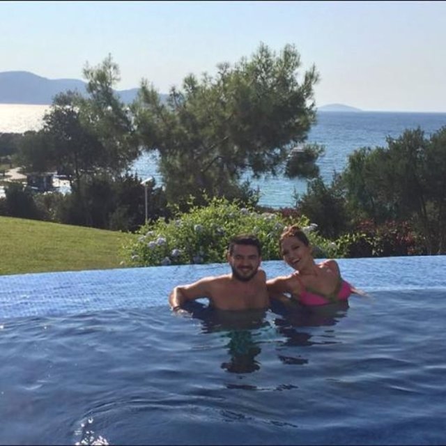 DEMET AKALIN - Kardeş candır