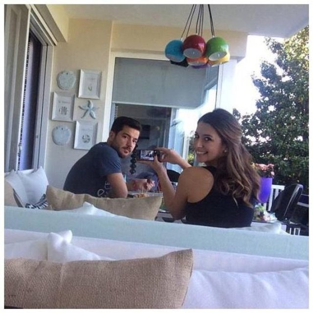 BUSE TERİM - Bugün evlendikten sonra yaşadığımız evimizde son günümüzdü. Bu fotoğrafta evimizde yemek yediğimiz ilk akşamımızdan kalmaydı..