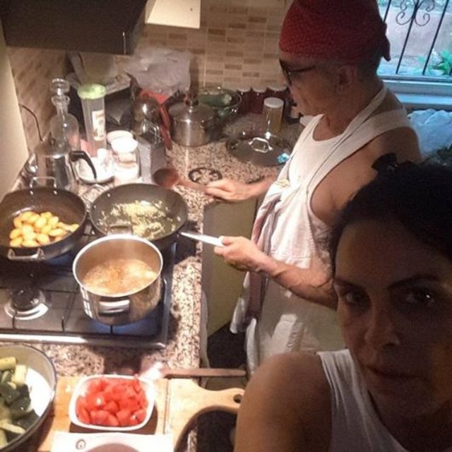 NURSEL KÖSE - Kim demiş erkek yemek pişirmez diye... tatilde agabeyim Mahmut pişiriyor biz yiyoruz  -