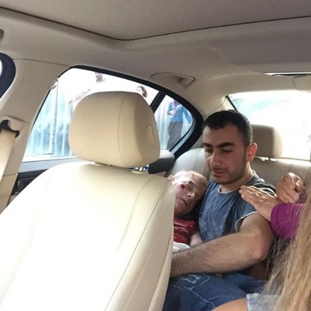 EBRU ŞANCI - Bolluca Arnavutköy'de araba bisiklete binen 2 çocuğa yolun sol şeridinden çarptı. İki çocuk ayrı yere fırladı. Millet o çocukları kanlar içinde yerde unutup birbirine girdi. Allah şu mübarek ayda durmayanların belasını versin!