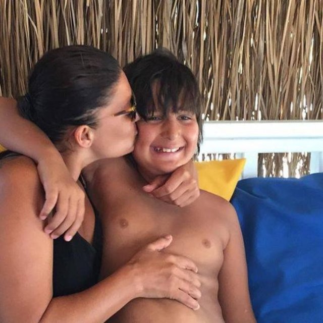 NURGÜL YEŞİLÇAY - Ünlü oyuncu Nurgül Yeşilçay oğlu Osman Nejat'la fotoğrafını paylaşıp altına 'Şapşik' notunu yazdı. -