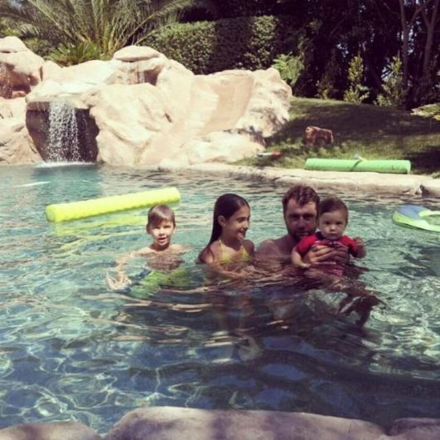 YELİZ OKUR - Abla ve Abisi ile suya girmek için ağlıyor böcek