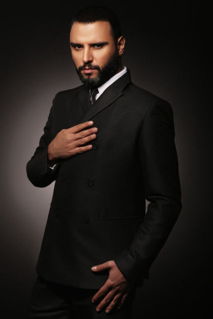 ALİŞAN Ünlü şarkıcı Instagram hesabından İzmir'de mendil satmak için girdiği restoranda garsonlar tarafından dövülen Suriyeli çocuğa isyan etti. Ve paylaştığı fotoğrafın altına, "Annesi babası kardeşleri hayatta mı bilinmez...