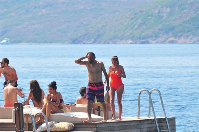 'Kurtlar Vadisi'nde canlandırdığı 'Memati' karakteriyle ünlenen Gürkan Uygun, eşi Şebnem Ceylan'la tatile çıktı.