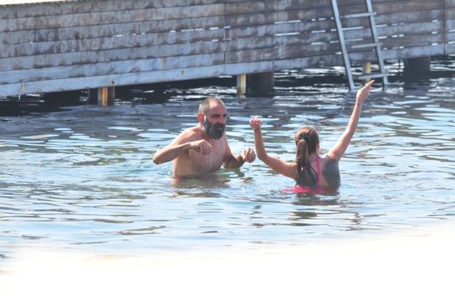 Suda şakalaşan çiftten Şebnem Ceylan düzgün fiziği ve sırtındaki melek kanadı dövmeleriyle dikkat çekti.