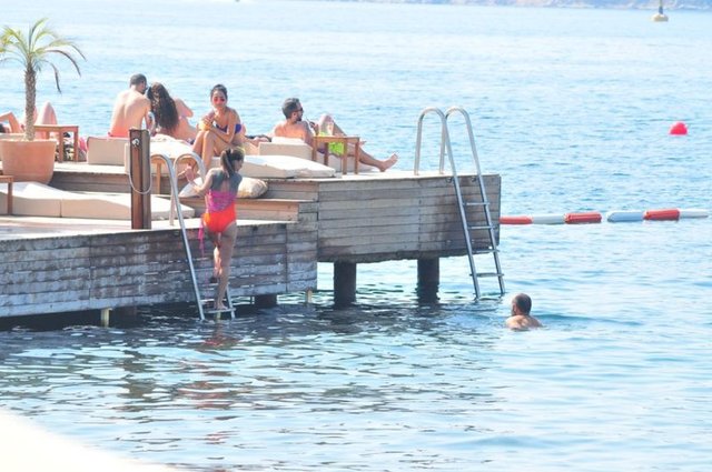 Önceki gün Yalıkavak'ta yeni açılan Dona Beach'te görüntülenen çift, denizde keyifli dakikalar geçirdi.