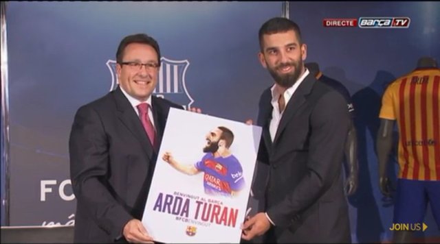 -  - Nou Camp Stadı'ndaki kulüp binasında yapılan imza töreninde, milli futbolcu Arda Turan, kendisini 5 yıllığına Barcelona'ya bağlayan resmi sözleşmeye imza attı.