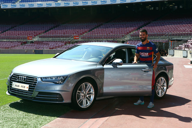 -  - Topla kısa bir gösteri yapan Arda Turan'a, stattaki Türk taraftarlar açtıkları pankartlarla sevgi gösterisinde bulundu.