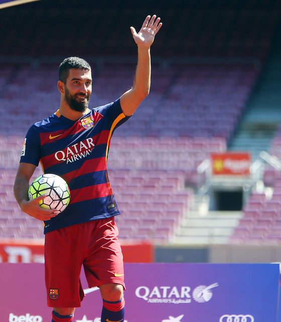 - Barcelona formasını giyen milli futbolcu, kendisini görmek için stada gelen taraftarları selamladı.