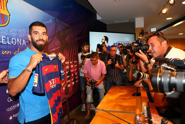 -  - Nou Camp Stadı'ndaki kulüp binasında yapılan imza töreninde, milli futbolcu Arda Turan, kendisini 5 yıllığına Barcelona'ya bağlayan resmi sözleşmeye imza attı.