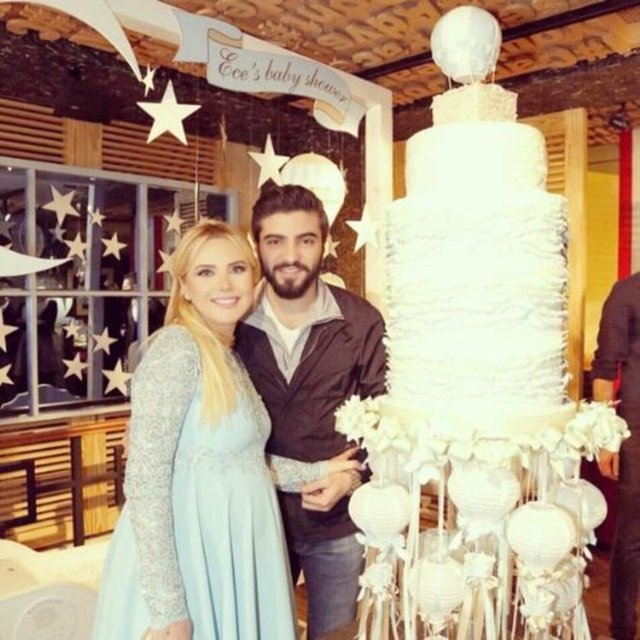 Ancak çiftin evlilikleri bir yıl içinde dağıldı. İki ay önce Eymen adını verdikleri bir oğulları olan çiftin boşanacağı haberleri magazin basınında yer aldıktan sonra Ece Erken...