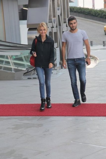 ŞİDDETLİ GEÇİMSİZLİK - Serkan Uçar ise uzaklaştırma kararına, boşanma davası ile karşılık verdi. Uçar, önceki gün İstanbul 10. Aile Mahkemesi'ne başvurarak şiddetli geçimsizlik nedeniyle Ece Erken'e boşanma davası açtı.