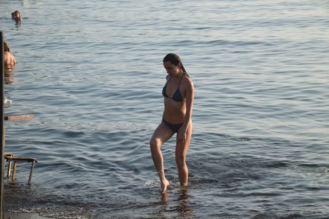 Bol bol yüzen oyuncu güzelliğiyle göz doldurdu.