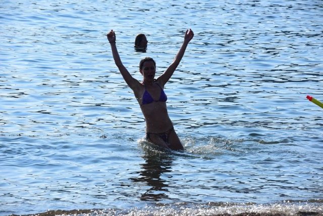 HABERTÜRK MAGAZİN / Nuri ALTUNTAŞ -  - Gümüşlük'te tatiline devam eden Yıldız Asyalı önceki gün yine müdavimi olduğu halk plajındaydı.