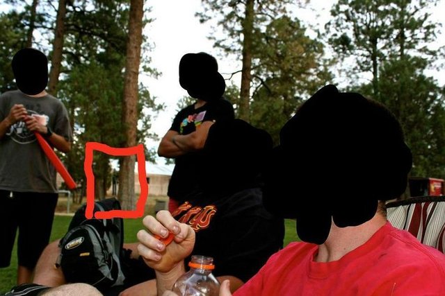 Dünyanın pek çok yerinden çocuk kaçırma olaylarında yüzsüz, ince, takım elbilseli bir adamdan bahsediliyor. Slender Man'e bakmaya cesaret edenlerin hipnotize olduğu ve mıknatıs gibi ona doğru çekildiği söyleniyor.