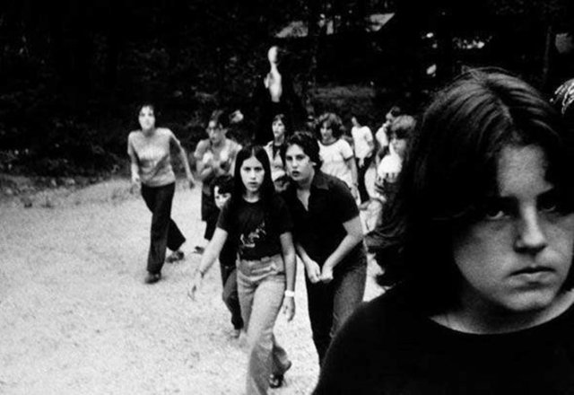 1900'lü yılların başından beri ABD, İngiltere ve Rusya'da kayda geçen çocuk kaçırma vakalarında da ailelerin bir kısmı çocukları kaçırılmadan önce civarda görünen kel, yüzü olmayan, takım elbiseli, uzun ve zayıf bir adamı tarif ediyor.