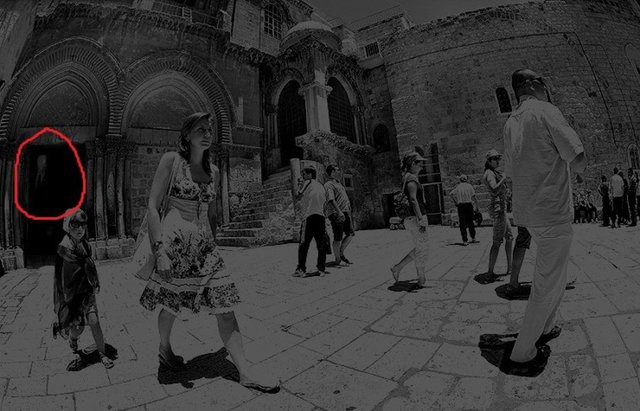 Yetişkin gibi ceza alan ve her biri hapishaneden 65 yaşında çıkacak olan kızlar, Slender Man ile telepatik ilişkide olduklarını söylüyorlar.