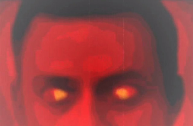 Teorilerden bir tanesi, fotoğrafta görünen kişinin psişik yetenekleri olan kötü niyetli biri olduğu...