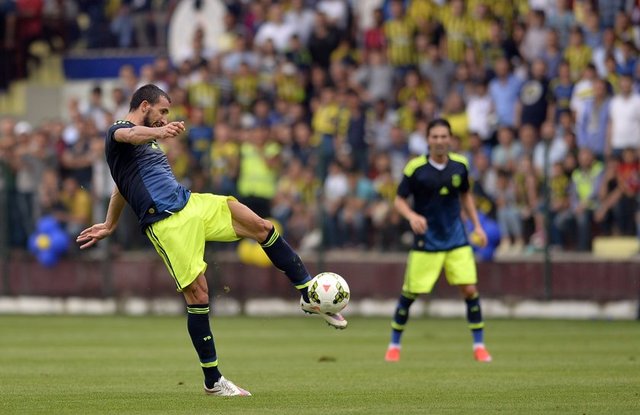 İlk yarının sonucunu ise 33'te uzak mesafeden çok zor bir pozisyonda topu ağlara gönderen Mehmet Topal belirledi. Topal performansıyla da taraftarları büyüledi