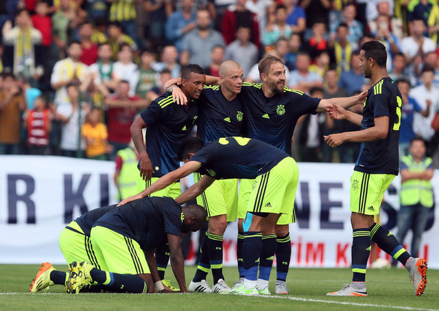 Mehmet Topuz güzel bir organizasyonla topla buluştu ve çaprazdan takımının 6. golünü kaydetti.