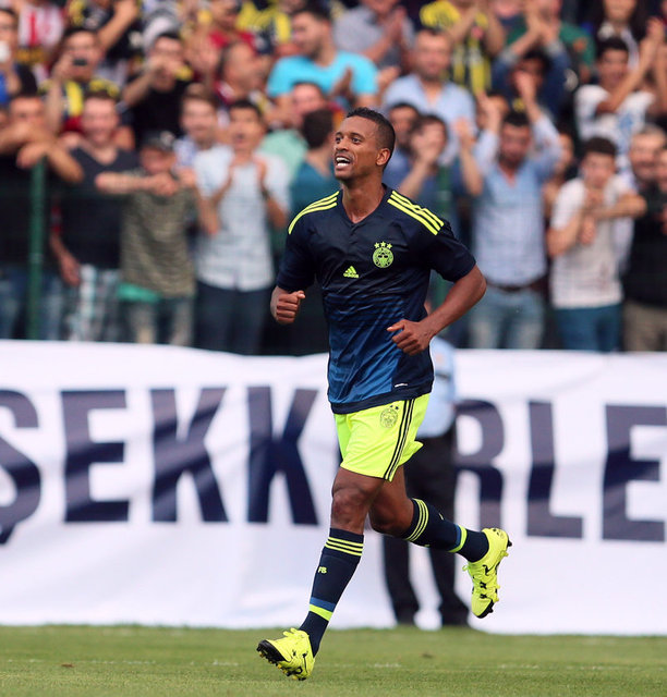 Gollerine ara vermeyen Fenerbahçe 66'da Nani'nin serbest vuruşuyla farkı dörde çıkardı. Fenerbahçe formasıyla ilk golünü atmış oldu