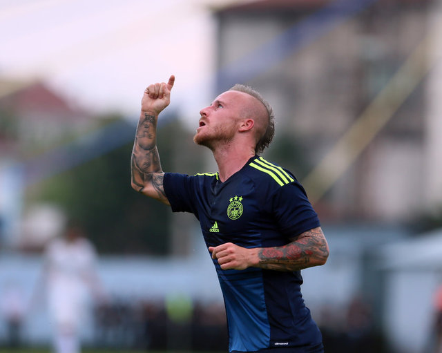 21'de ilk golün asistini yapan Stoch, kendi yarattığı pozisyonda farkı ikiye çıkarttı. Bir topuda direkten döndü