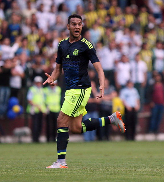 75'te Josef de Souza, savunmaya çarpan topta takımını 5-0 öne geçirdi.