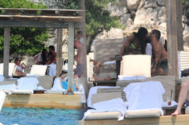 Çift öpüşürken bütün gözler üzerlerindeydi.