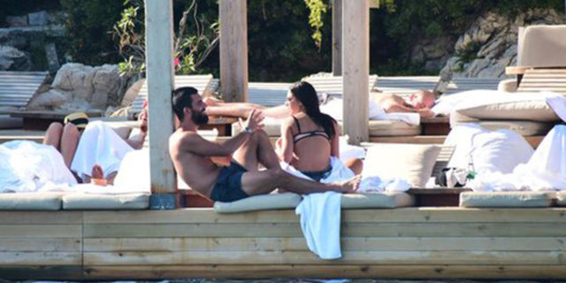 Ancak imzayı atar atmaz, sevgilisi Aslıhan Doğan ile tatiline kaldığı yerden devam etmek için Bodrum'a döndü.