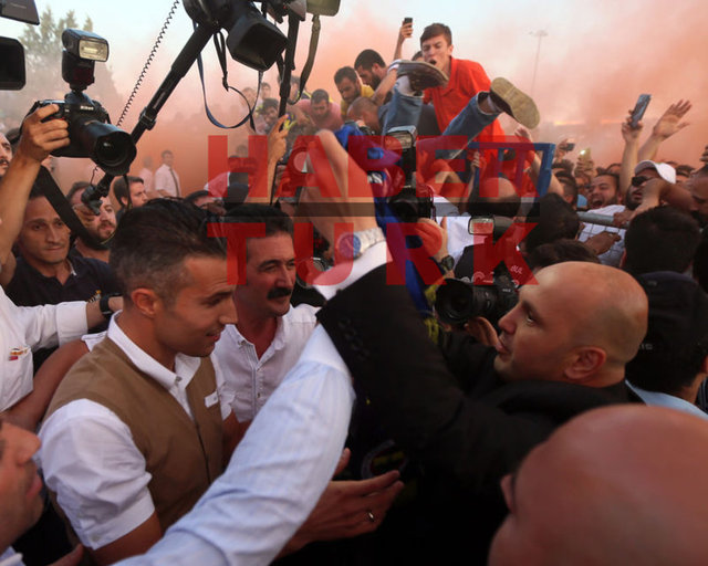 RvP, "Taraftarlarla tanışmak için sabırsızlanıyorum. Umarım idman ve maçlarda onları her zaman mutlu edebilirim" dedi.