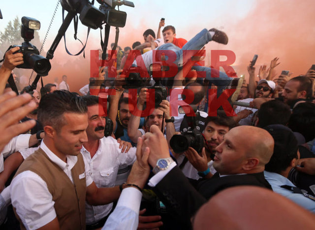 Taraftarlar meşaleler yakıp, 'Uçan Hollandalı' diye tezahüratlar yaptı.