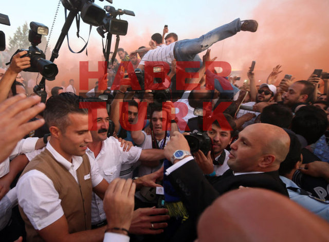 - Atlarken adeta uçuyormuşcasına Hollandalı yıldızın İspanya ağlarına yolladığı 'Uçan' kafasını resmetti.