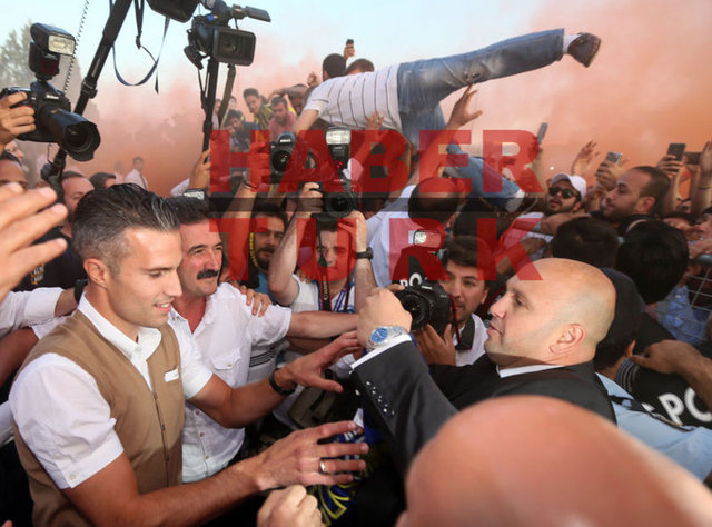 - Öyle ki bir taraftar kendisini öyle kaptırdı ki bariyerlerin üstünden atlamaya çalıştı.