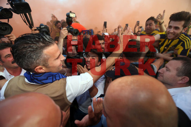 Robin van Persie'yi karşılamaya gelen binlerce taraftar, Hollandalı yıldız çıkış kapısında görününce adeta çıldırdı.
