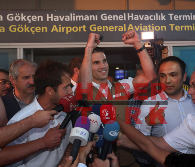 Kanarya'nın Manchester United'la görüşmelere başladığını bildirdiği Robin van Persie büyük coşkuyla karşılandı.