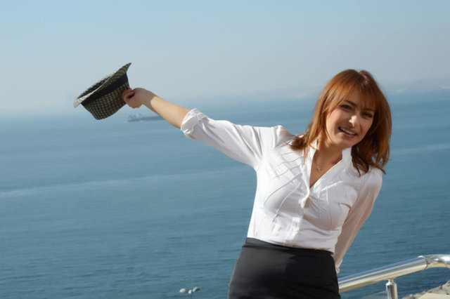 Filmle dizinin takvimleri çakıştı. Bence Zeynep Hanım'ı Ayça Bingöl çok iyi canlandırır. Ayça Hanım'ı tavsiye ediyorum" dedi.