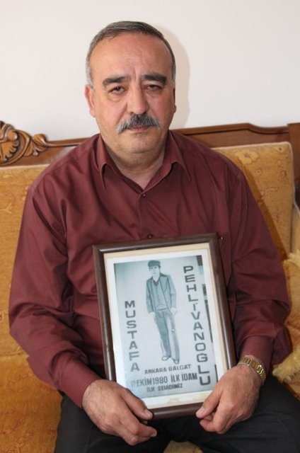 Mustafa Pehlivanoğlu'nun abisi Oktay Fırtına, film için iki şart öne sürdü. Biri annesi Zeynep Pehlivanoğlu'nun Hülya Avşar tarafından canlandırılmaması diğeri ise filmin müzikleri arasında olan Ahmet Kaya'nın 'Şafak Türküsü'nün kullanılmaması.