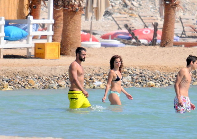 Aşklarını sosyal medyada paylaştıkları fotoğraflarla ilan eden ikili önceki gün denize girerken objektiflere takıldı.