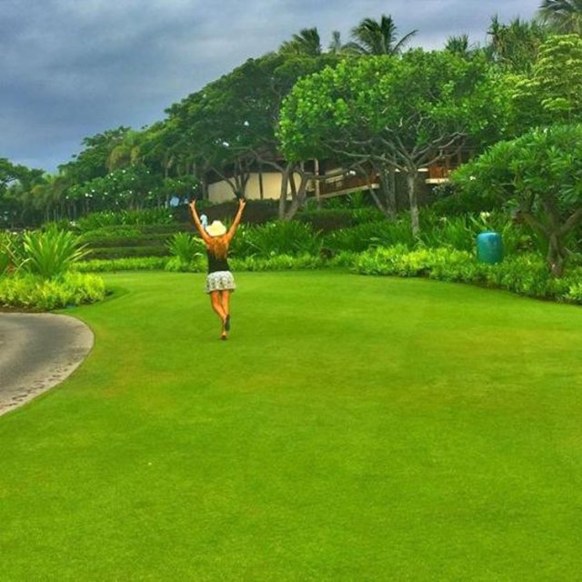 Beverly Hills, California, Los Angeles, Las Vegas ve Hawaii'nin en görkemli restoranlarında yemek yiyip en lüks restoranlarda konaklıyor.