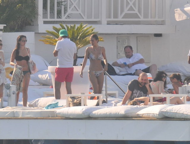Sole Mare'nin plajında denize giren Yılmaz'ı arkadaşı bir anda kucaklayınca ortaya ilginç görüntüler çıktı.
