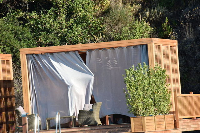 Campbell'in gelişiyle beach'te seferberlik ilan edildi. Üç görevlinin hizmet ettiği ünlü modelin görüntülenmemesi için kaldığı çardağın perdeleri kapatıldı.