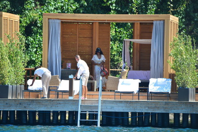 Türkbükü'nde kaldığı detoks merkezinden Mandarin'e geçen top modele, dostu Pelin Akat eşlik etti.