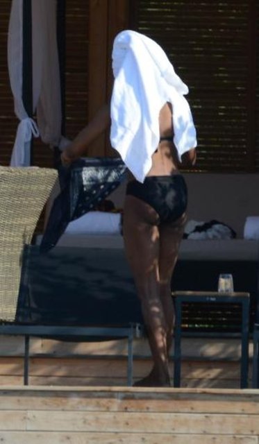 Sahildeki özel localardan birine yerleşen Campbell, sudan çıktıktan sonra başına havlusunu dolayıp bir süre diğer şezlongtaki arkadaşıyla sohbet etti.