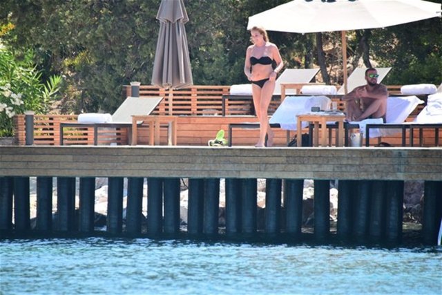 Eşi Günay Musayeva'yla evlerini ayıran ancak henüz boşanmayan Tolga Karel tatilde...