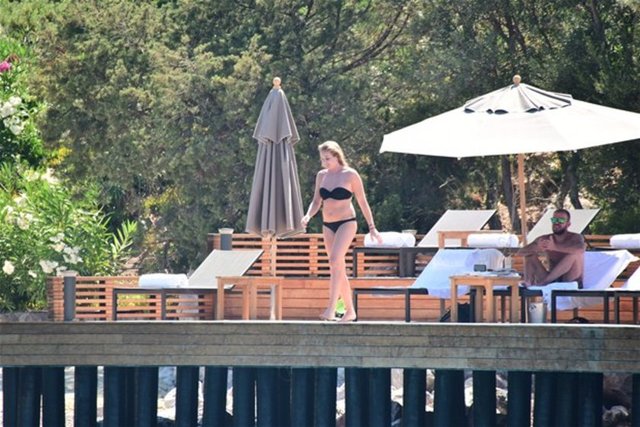 Yeni sevgilisi Sasha'yla tatile çıkan Korel, Türkbükü Mardarin'de arkadaşlarıyla görüntüledi.