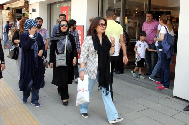 Bayram öncesinde vatandaşların alışveriş telaşı nedeniyle yoğunluk yaşayan Vanlı esnaf, bayramda da İranlı turistlerin yaptığı alışverişle en yoğun dönemlerinden birini yaşıyor.