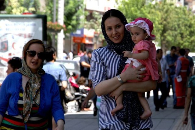 Başta alışveriş merkezleri ve mağazalar olmak üzere cadde ve sokaklarda büyük yoğunluğun yaşanmasını sağlayan İranlılar, bayram nedeniyle durgunluk yaşayan esnafın da yüzünü güldürdü.